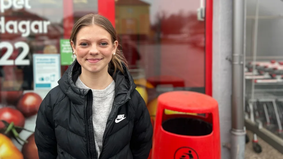 Alva Damberg, som dagen till ära klarade uppkörningsprovet var glad att det inte blev lagändring på åldergränsen för A-traktorförare. Hon ser fram emot att få mer frihet och slippa vänta på bussen för att ta sig hem.