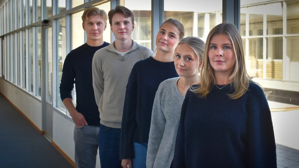 Vill ha skolfoto. Wille Rydén, Ludvig Stocksén Nilsson, Klara Bredin, Tyra Lundström och Kajsa Stenlund är några av initiativtagarna bakom namninsamlingen.