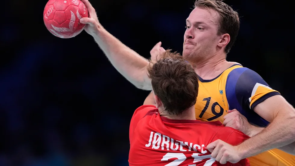 Mittnian Felix Claar – här mot Danmark när Sverige förlorade OS-kvartsfinalen – missar med största sannolikhet VM i januari på grund av skada. Arkivbild.