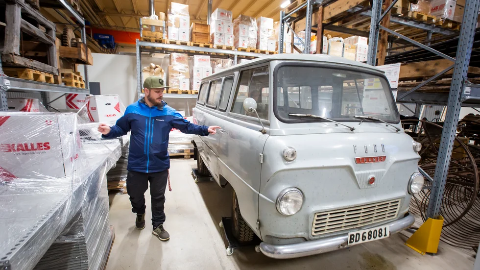 Norrbottens museum gamla tjänstebuss finns bevarad i ett hemligt förråd i Luleå. Det handlar om en grålackerad fordon av märket Ford Thames som inte varit ut i trafiken sedan 1971. "Den här skulle vi kunna ha användning av - om vi bara får igång motorn", säger avdelningschef Nils Harnesk.