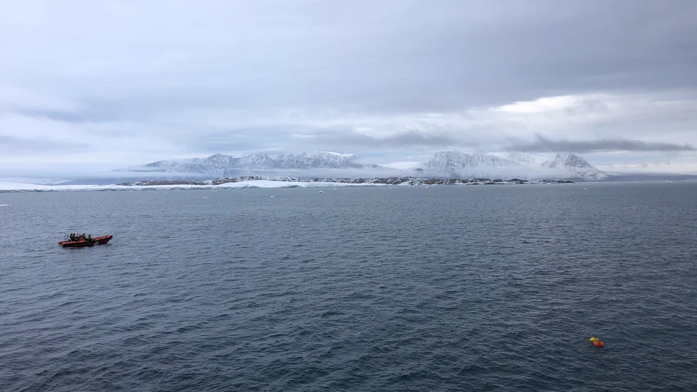 Forskarna samlar in data utanför glaciären 79NG. Pressbild.