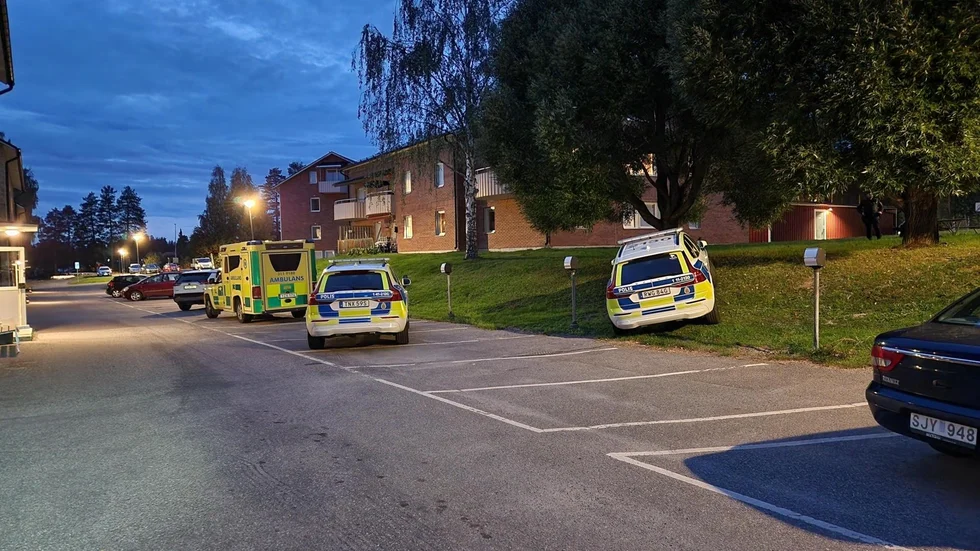 Ambulans och polis kallades ut. Men när de kom fram var det lugnt på platsen. En anmälan om olaga hot och en anmälan om misshandel upprättades.