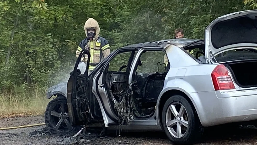 Personbilen började brinna under färd.