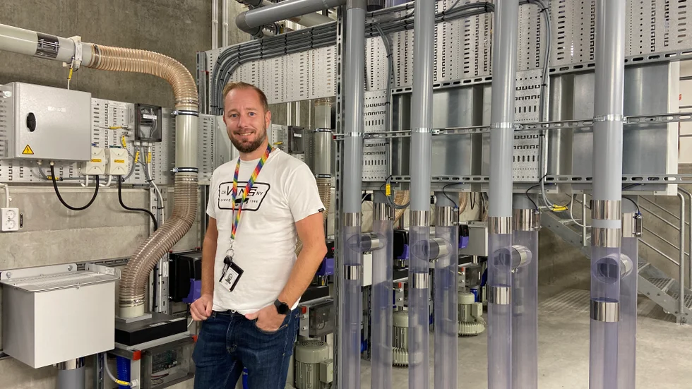 En fläkt startar i rörpostcentralen, som suger patronen hit, till rörpostcentralen. Sedan blåser fläkten patronen vidare till rätt mottagning eller avdelning, berättar Mikael Frankefors, elingenjör.