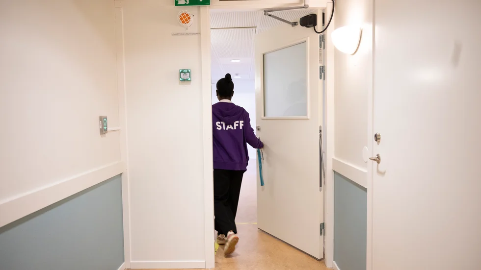 60 procent av dem som svarat på Visions enkät om arbetsmiljön på HVB-hemmen överväger att sluta. Skälen är i första hand lön och arbetsbelastning, men var tionde uppger hot och våld som anledning, skriver företrädare för Vision