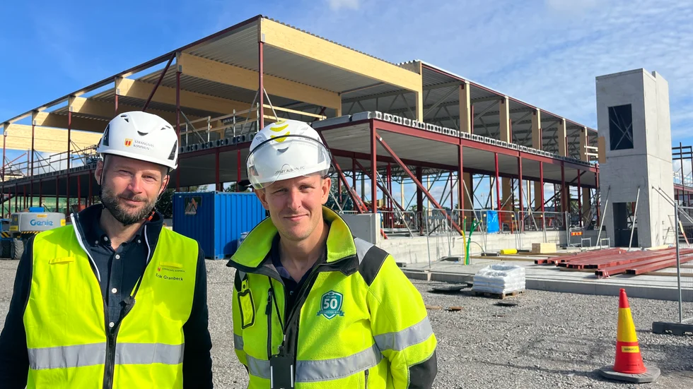 Erik Granbeck, byggprojektledare på Strängnäs kommun och 
Jimmy Albihn, platschef på Insulanders bygg framför den nya idrotshallen.