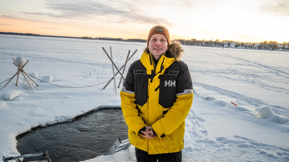 Henrik Pernsteiner är ursprungligen från Jönköping, men flyttade hit 2010 på grund av sitt stora friluftsintresse. Nu guidar han turister bland annat i isbad.