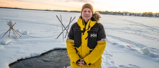 Henrik guidar grupper som badar isvak i Luleå