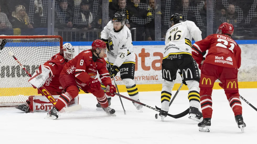 Oskar Blomgren i Almtunakassen gjorde länge en bra match mot AIK. Här får han hjälp av Kalle Eriksson (nr 8) och William Eriksson. Två mål i dne tredje perioden drar ned Blomgrens betyg ordentligt.