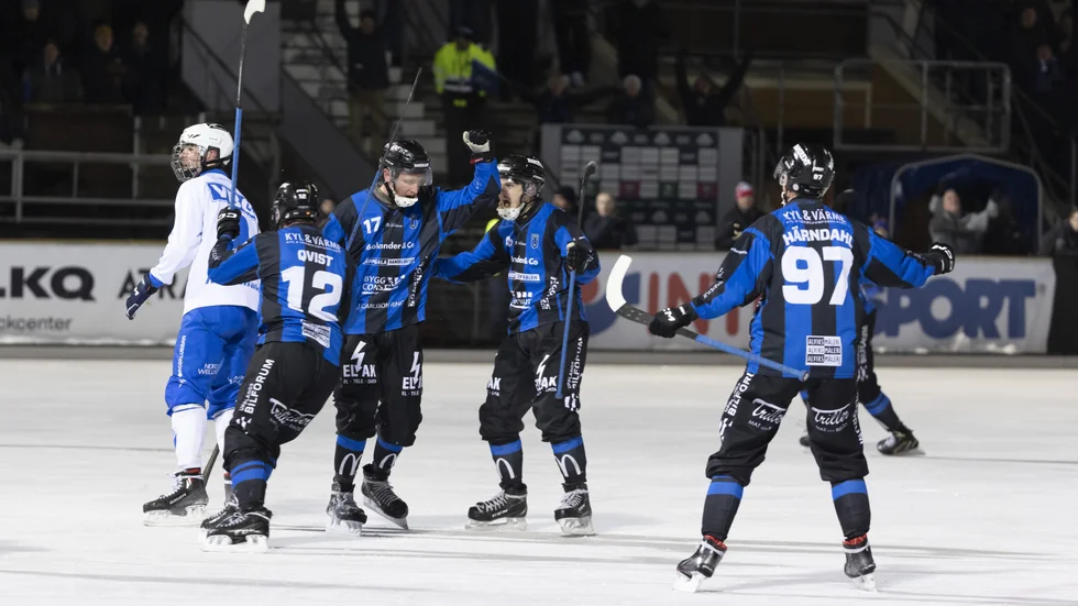Nisse Bergström (nr 17) har just gjort 2-0 på hörna för Sirius, som slog Vänersborg med 3-0 efter en tydlig dominans trots ett "halvt b-lag."