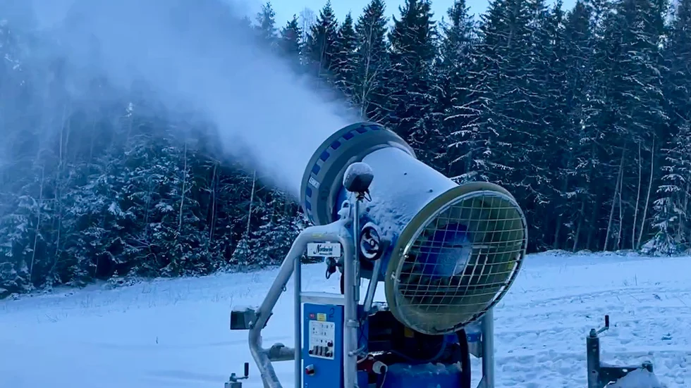 Redan den första januari kunde Spökbackens arbetare sätta igång snökanonerna. Nu har maskinerna varit igång i tre dagar. Det är mycket snö som ska fördelas ut i backarna med hjälp av pistmaskinen. 