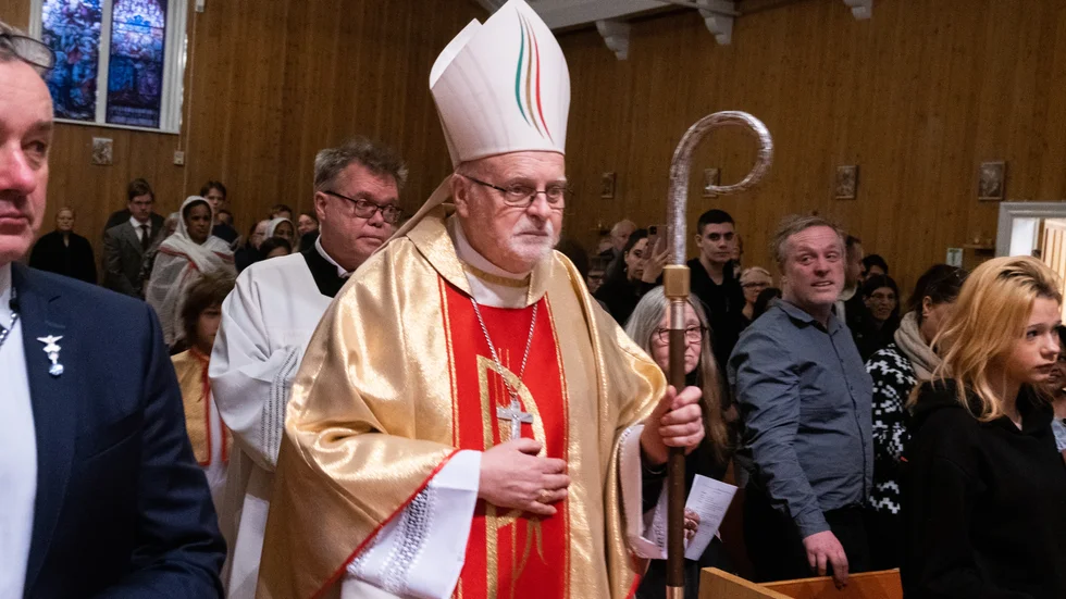 Biskop Anders Arborelius ledde invigningsgudstjänsten i Boden.