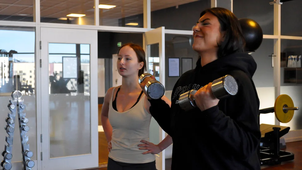 Vännerna Ottilia Eliasson Skuncke och Nora Kasim som tränar regelbundet märker av att det blir trängre på gymmet efter nyår. "Det är kaos i januari!" säger Ottilia Eliasson Skuncke.