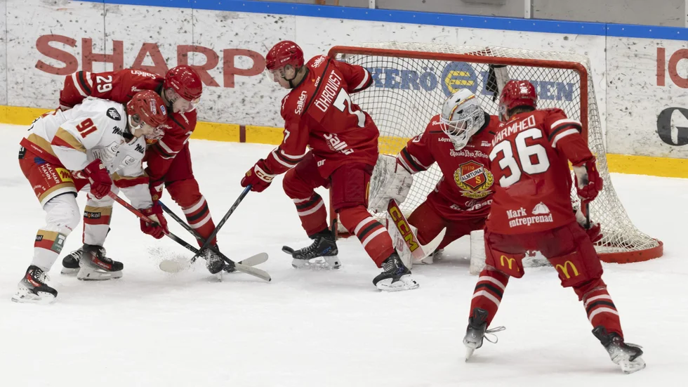 Almtunamålvakten Edvin Olofsson jobbar hårt tillsammans med Arv9id Bergström (t v), Leon Lerebäck och Dennis Värmhed.