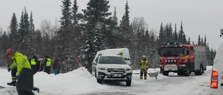 Krock mellan personbil med släp och lastbil på E10