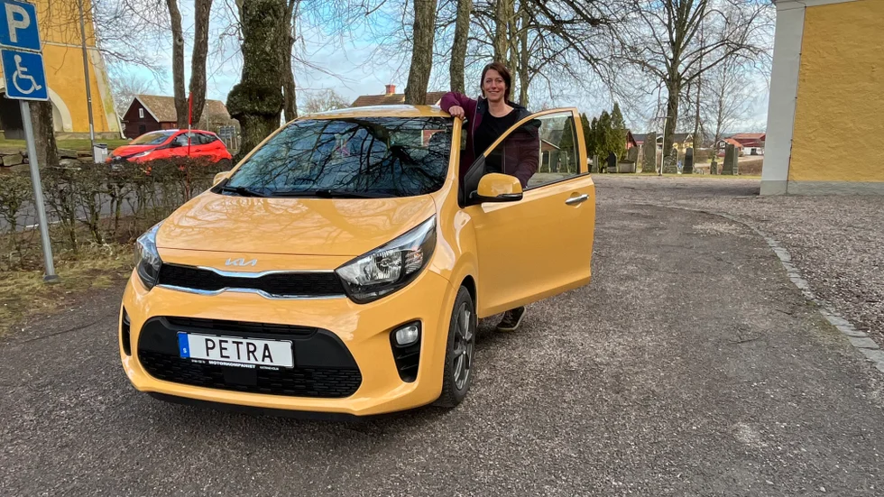 Petra Ampén trivs med sin senapsgula Kia Picanto och den personliga registreringsskylten PETRA.