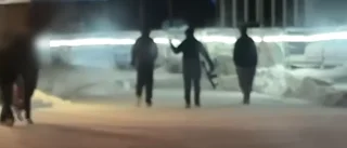 Polisinsatser efter larm om beväpnade män – vapenreplika hittades