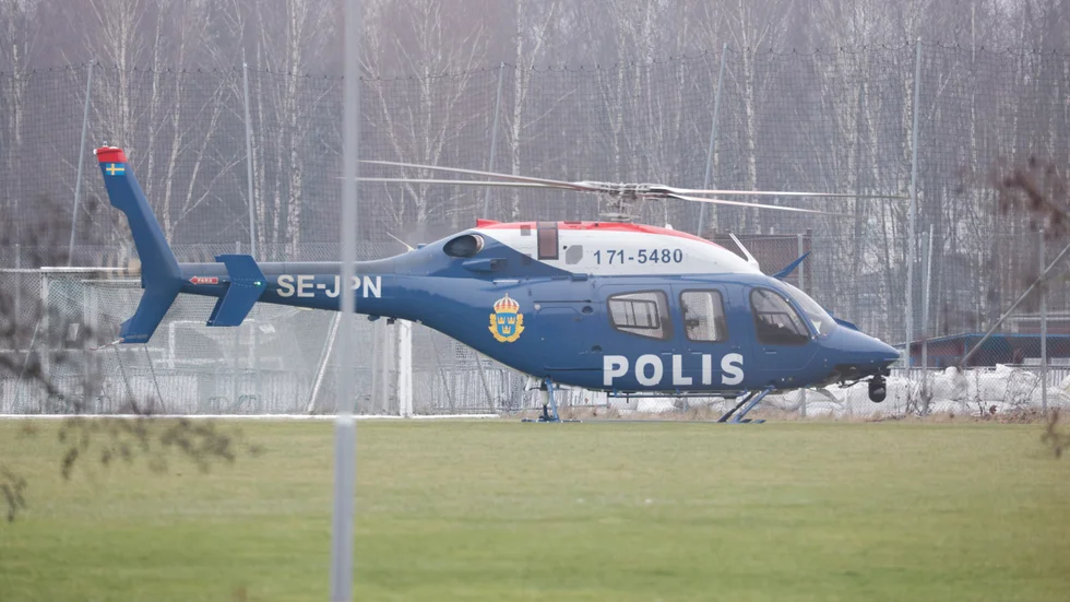 Polishelikopter vid skolan i Örebro.
