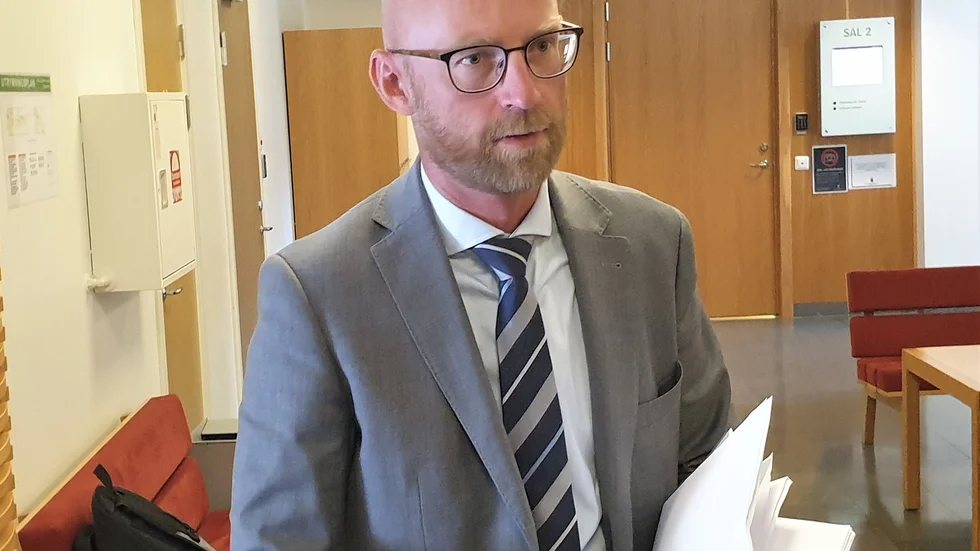 
"Hon tog pengar ur skattesystemet genom att höja sin ingående moms. Det är ett grovt skattebrott och tingsrätten ska se till att det skedde systematiskt och att allting doldes i bokföringen", säger åklagare Niklas Jeppsson vid Ekobrottsmyndigheten.
