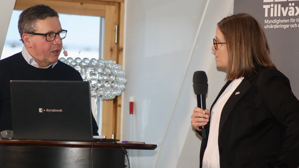 Håkan Gadd, avdelningschef Tillväxtanalys i samspråk  Helena Renström, som leder arbetet med Social Expo 2026 i Skellefteå