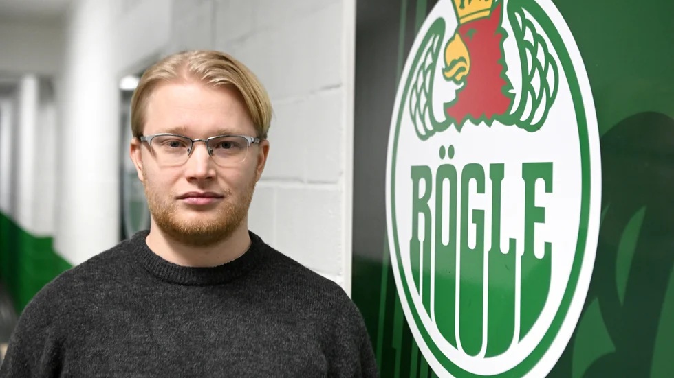 Sedan i somras är Jacob Strandberg, som var J18-tränare i Skellefteå AIK mellan 2021 och 2023, assisterande sportchef i Rögle BK. ”Ett utmanande jobb”, berättar 30-åringen.