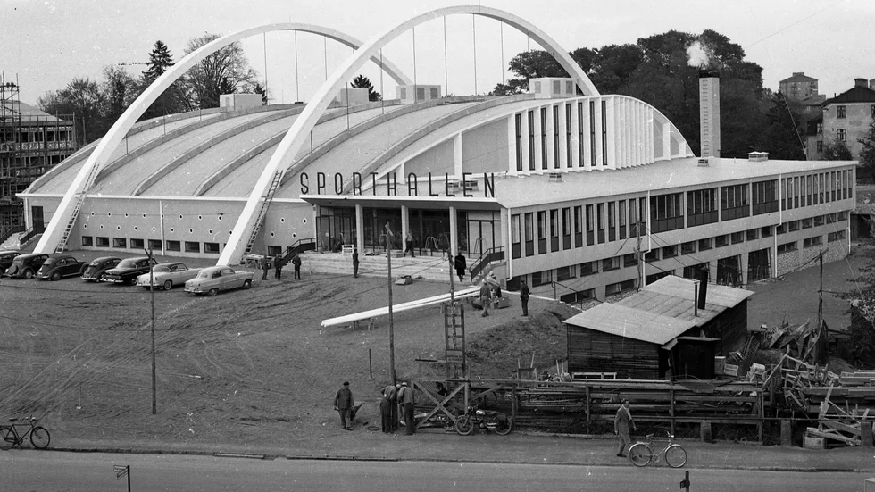 Den eleganta, av lundaarkitekten Hans Westman ritade, Sporthallen invigdes 1956. Byggnadens höjd, 22 meter, trollades bort genom att södra entrén ligger sju meter under marknivån. Likt en hängbro bärs taket upp av två kraftiga bågar.