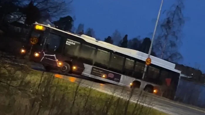 Bussen körde fast i samband med att den skulle göra en vändning.