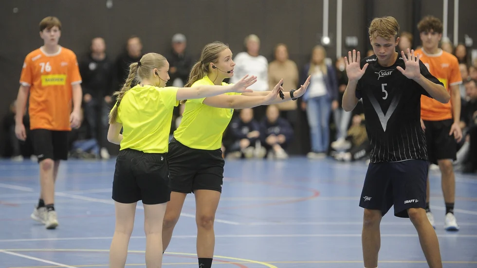 Domarparet Ajla Ramovic och Emilia Sala visar med eftertryck vad de vill.