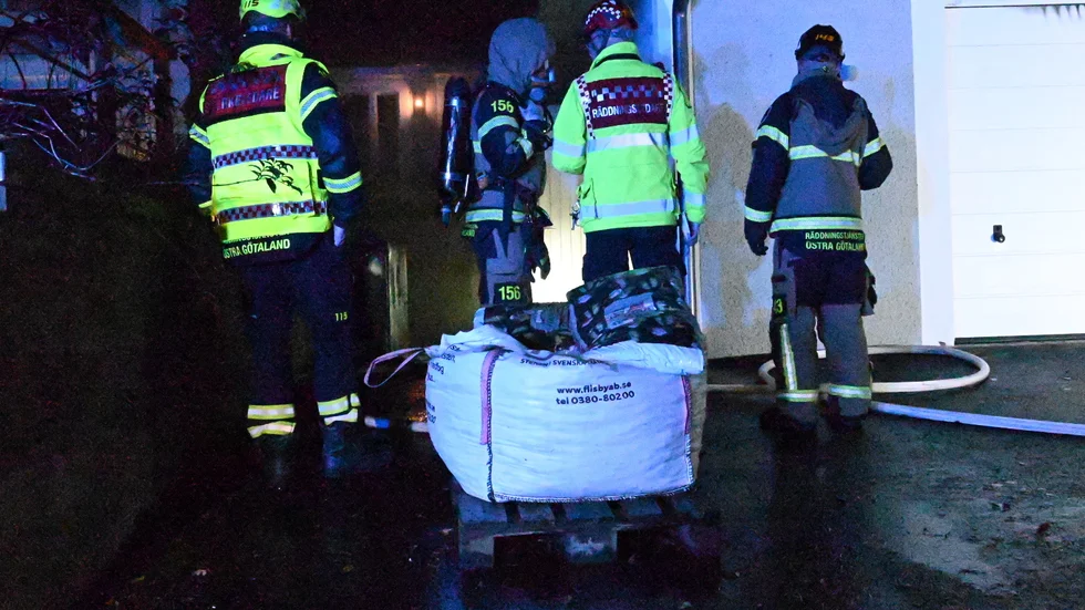 Räddningstjänsten ryckte ut efter en garagebrand vid Ensjön.