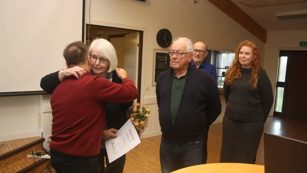 Lorents Burman delar ut utmärkelsen Årets By till Storkågeträskborna Lisbet Eriksson, Håkan Brännström, Erland Segerstedt och Cornelia Stenlund.