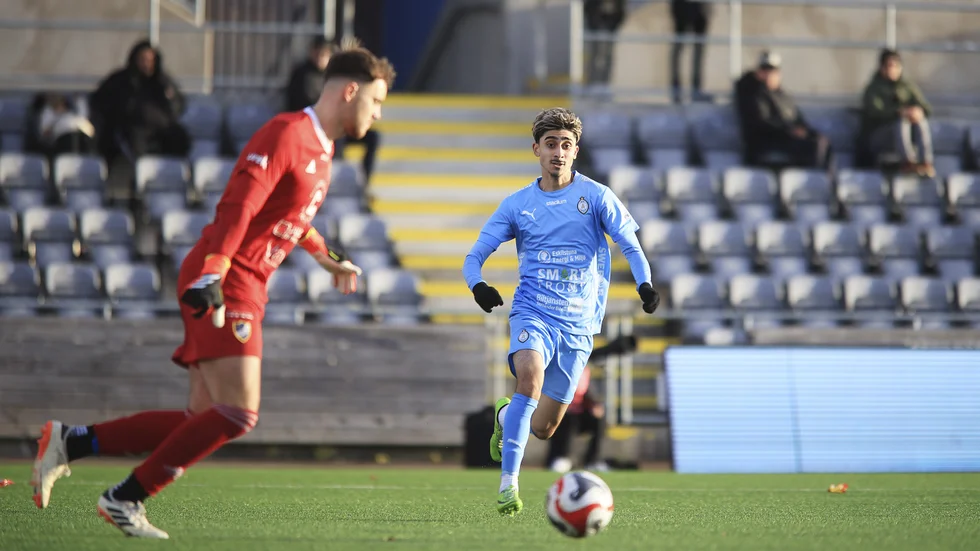Stocksunds målvakt William Björklund och AFC-mittfältaren Aleksandar Azizovic under matchen i söndags.