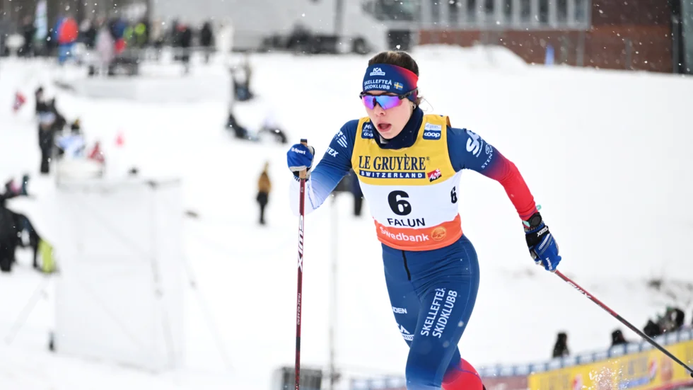 Saga Nilsson hade planerat sin världscupdebut under söndagen, men fick hoppa in redan under lördagen – på lånade skidor.