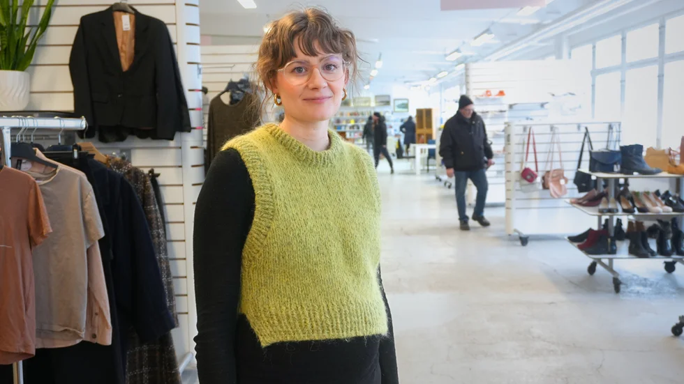 Linn Tholén har jobbat inom secondhandbranschen i sju år och har sett hur inlämnandet av ultra fast fashion ökat i butiken. "Det är väldigt, väldigt plastigt", säger Linn Tholén.