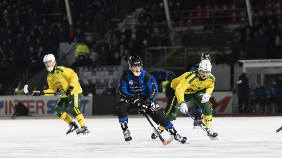 Alexander Karlgren på väg mot straffområdet. Han gjorde ett av Sirius fyra mål under den första halvleken mot Ljusdal.