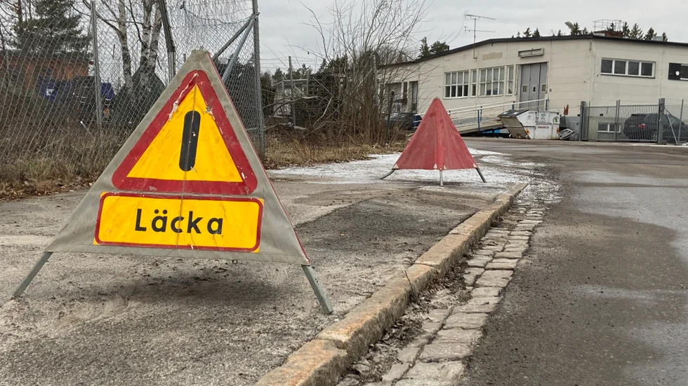 Det är just nu en vattenläcka i Skjulsta industriområde.