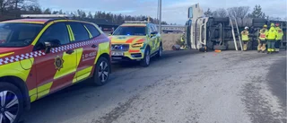 Lastbil har vält – väg stängdes av i flera timmar