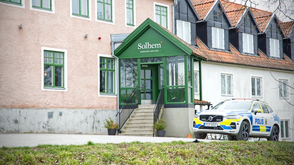 Polisen grep under tisdagsmorgonen tre personer efter inbrott på Solhem Hotel i Visby.