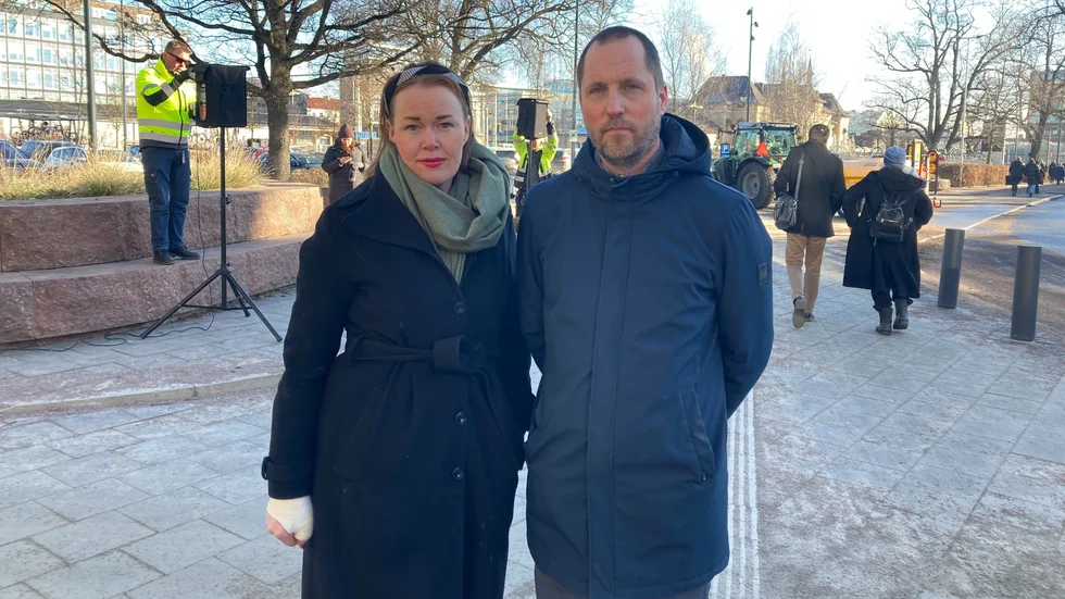 Kommunalråden Therez Almerfors (M) och Erik Pelling (S) var bland de som samlades vid Stadshuset för en tyst minut.