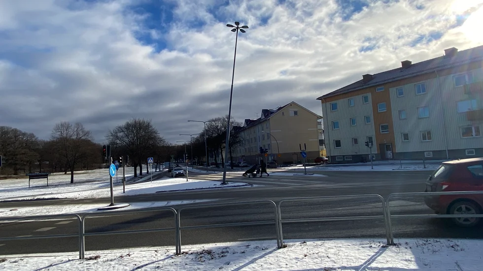 Stolpen lutar kraftigt i korsningen.