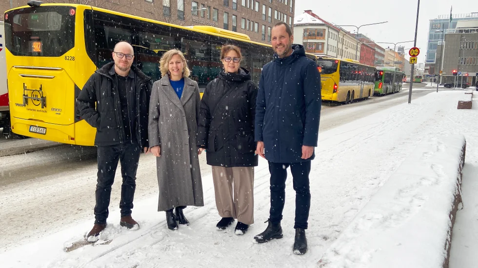 Tobias Smedberg (V), Jennie Claesson (L), Linda Eskilsson (MP) och Erik Pelling (S) vill lätta på trafikkaoset i centrala Uppsala.