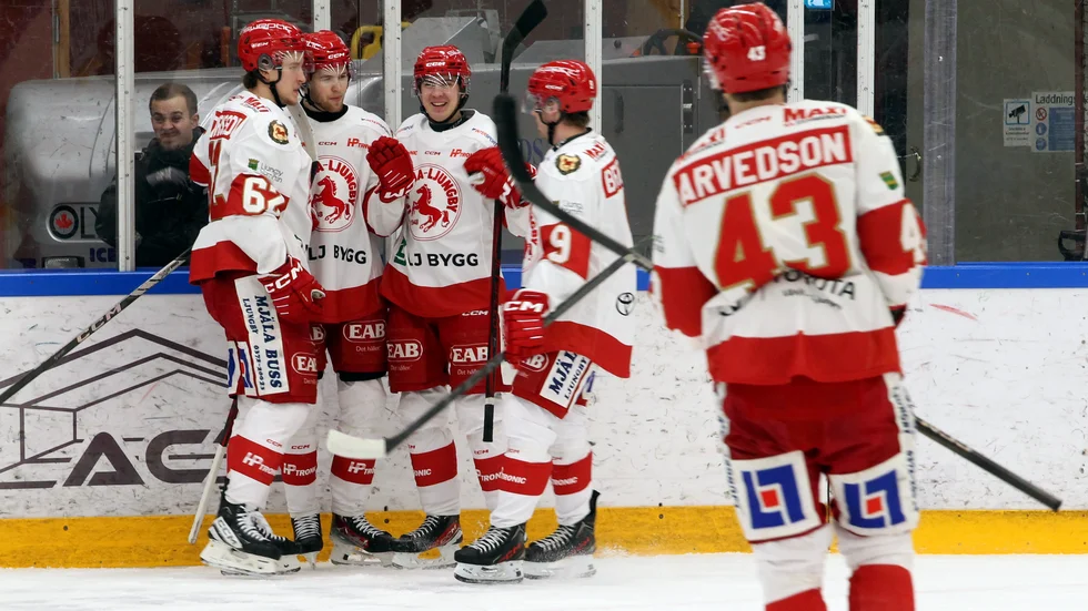 Viktor Bemström, i tröja nummer 9, fanns med när Troja besegrade VIK för en tid sedan.