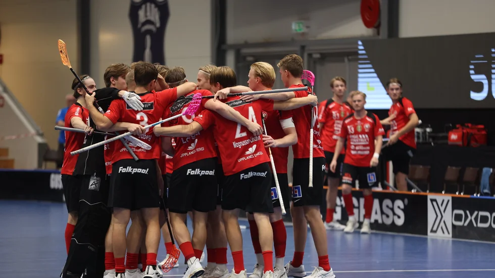Filip Langer gratuleras efter sin avgörande straff. 