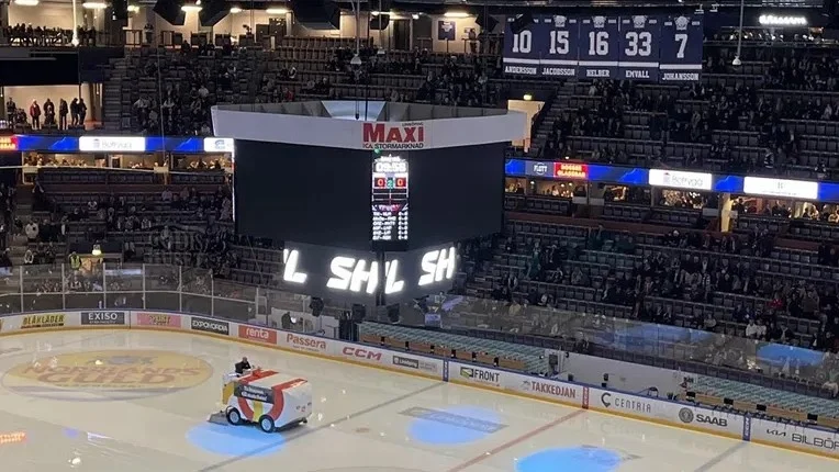 Jumbotronen i Saab arena var svart under matchen senast.