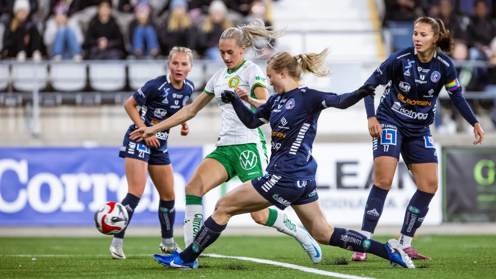 Hammarbys Ellen Wangerheim och Linköpings Noor Hoelsbrekken Eckhoff under fotbollsmatchen.