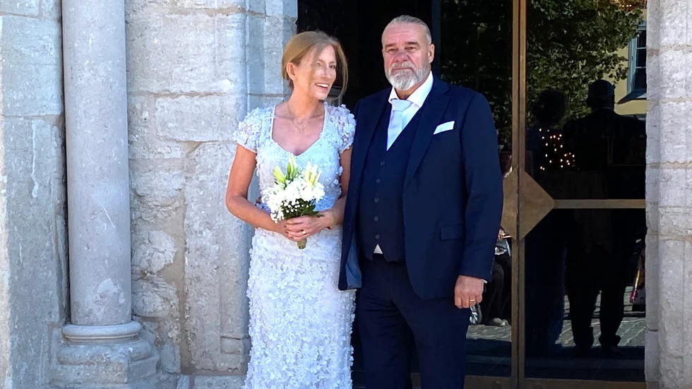 Maria Holmberg och Johan Hallén, Visby. Drop in-vigsel i Visby domkyrka under Visbydagarna 2024.