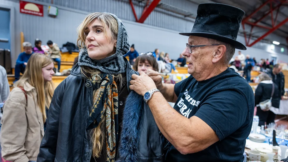 Lisa Langseth känd dramatiker och teater -och filmregissör är för tillfället i Luleå för att spela in långfilmen "The dance club". Ulf Johansson kämpar för att få av en huva på jackan har just har sålt till henne.