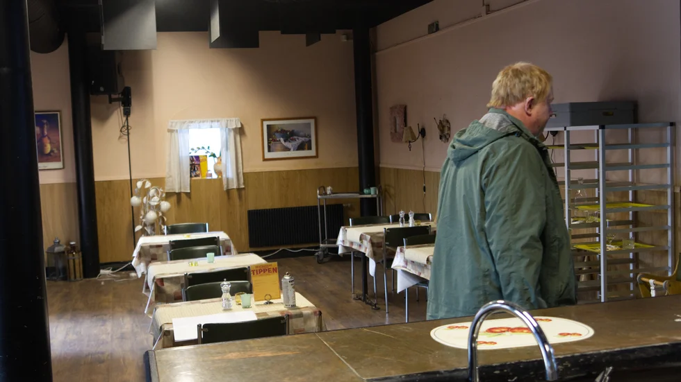 Anders Jansson spelar läraren som är på platsbesök i en något sunkig restaurang under Berts prao-period.
