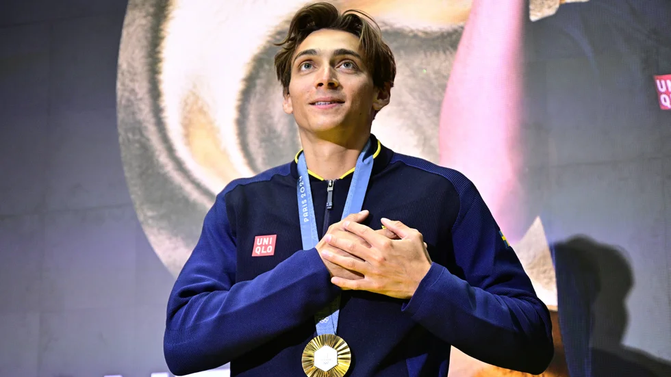 Armand Duplantis med OS-guldet runt halsen. Arkivbild.