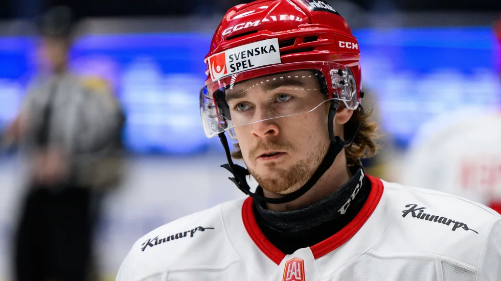 Almtunas Kalle Eriksson blev olycksgubbe i matchen mot Djurgården. (Arkivbild)