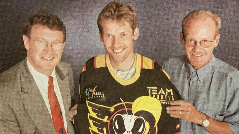 Skellefteå AIK Stingheads. Tanken var att en ilsken geting skulle pryda Skellefteå AIK:s hockeytröja. Fr v klubbdirektören Anders Edhlund, målvakten Dick Andersson och ordföranden Tage Ljungholm. 19960606.